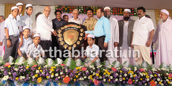 ಭಟ್ಕಳ: ಇಸ್ಲಾಮಿಯಾ ಅಂಗ್ಲೋ ಉರ್ದು ಪ್ರೌಢಶಾಲೆಗೆ ಬೆಸ್ಟ್ ಸ್ಕೂಲ್‌ ರೋಲಿಂಗ್ ಶೀಲ್ಡ್